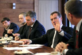 Сергей Удальцов на встрече с президентом России Дмитрием Медведевым и первым заместителем главы администрации президента Вячеславом Володиным, 20 февраля 2012 года