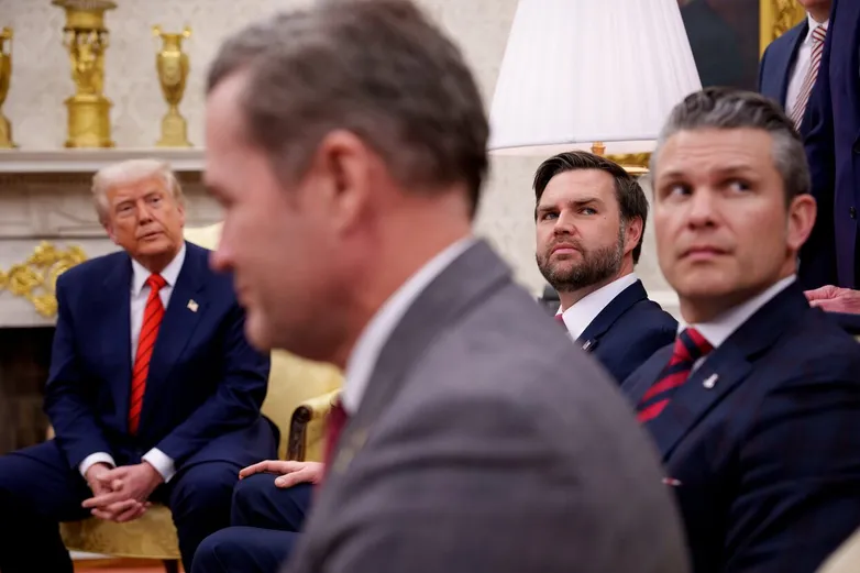 Соратники Трампа случайно добавили журналиста в закрытый чат, где обсуждали удары по хуситам в Йемене. И даже не заметили этого