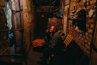 Жители Лимана в феврале 2024 года рассказывали BBC News, что после освобождения в городе, в числе прочего, была налажена бесперебойная подача электричества. На фото 45-летний Владимир, живущий в подвале уже более двух лет — с начала войны — смотрит телевизор<br>