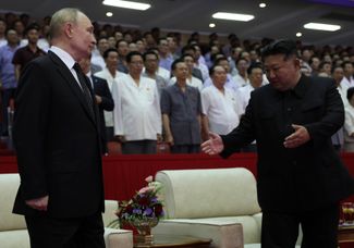 Путин и Ким на торжественном концерте по случаю визита российского президента. На концерте, помимо северокорейских песен, исполнялись композиции Шамана, Олега Газманова, Григория Лепса и «Любэ». 