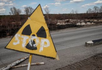 Окопы, вырытые российскими военнослужащими в зоне, которая прилегает к Чернобыльской АЭС. Рыжий лес, где сделана фотография, по-прежнему остается территорией с высоким уровнем радиации. Во время взрыва реактора в 1986 году лес принял на себя наибольшую долю выбросов радиоактивной пыли.