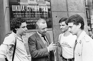 Олег Табаков со своими учениками — студентами школы-студии МХАТ. 1985 год