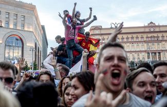 Fans at Nikolskaya Street at the exit to Lubyanka Square, July 1, 2018