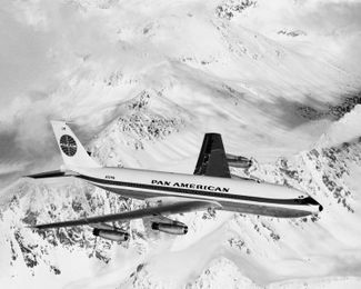B-707 авиакомпании Pan American Airlines в небе над штатом Вашингтон. Сентябрь 1958 года