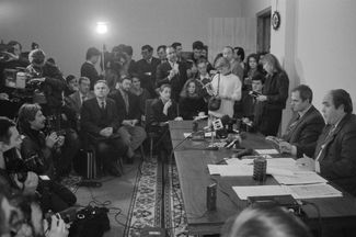 Валерий Зорькин рассказывает на пресс-конференции о незаконности приостановления его судейских полномочий, 21 декабря 1993 года