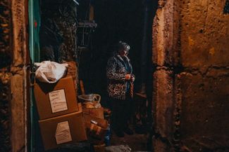 66-летняя Мария уже более двух лет — с начала полномасштабного вторжения войск РФ в Украину — живет в подвале, укрываясь от постоянных обстрелов