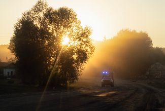 Украинский военный медицинский автомобиль едет по дороге в Сумской области недалеко от границы с Россией