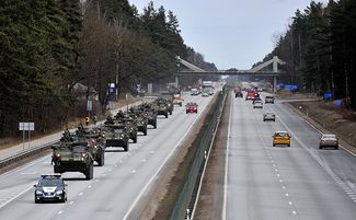 Американские боевые машины Stryker во время учений «Драгунский рейд» в Латвии. 22 марта 2015 года