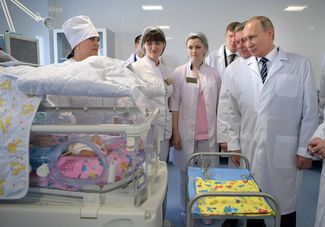 Президент России Владимир Путин в перинатальном центре Брянской городской больницы № 1. 8 марта 2017 года