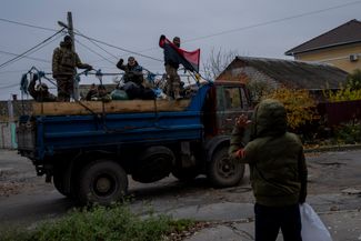 Житель Херсонской области приветствует украинских военных