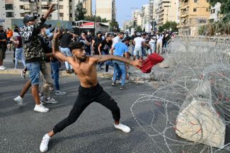 Протесты у резиденции посла Франции в Бейруте, Ливан. 30 октября 2020 года
