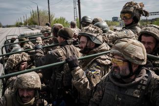 Украинские солдаты едут к месту отдыха после двухмесячных боев на передовой под Краматорском