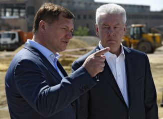 Марат Хуснуллин (слева) вместе с Сергеем Собяниным оценивают перспективы развития территории завода ЗИЛ. Москва, 16 мая 2014 года