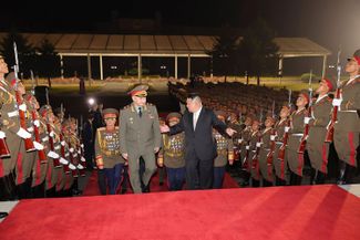 Сергей Шойгу и Ким Чен Ын на оружейной выставке в Пхеньяне. 26 июля 2023 года