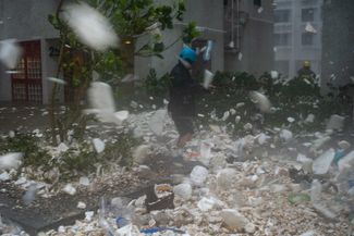 Ветер разносит пластиковый мусор по одному из кварталов Гонконга. Эта и все следующие фотографии сделаны 16 сентября 2018 года
