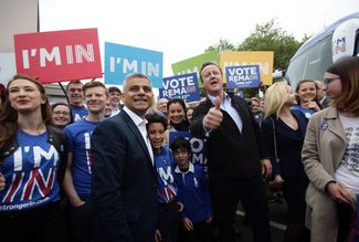 Премьер-министр Великобритании Дэвид Кэмерон (справа) и мэр Лондона Садик Хан во время акции за сохранение членства Соединенного Королевства в Евросоюзе. Лондон, 30 мая 2016 года