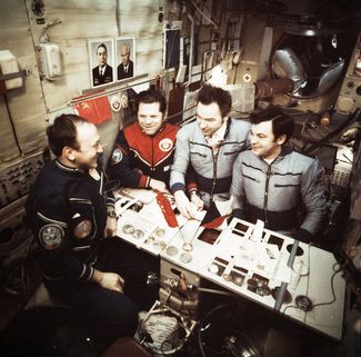Экипажи «Союза-26» и «Союза-28» (Владимир Ремек, Алексей Губарев, Олег Макаров и Георгий Гречко) открывают почту на борту космической станции «Салют-6». Март 1978 года