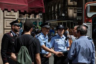 Итальянские карабинеры и китайские полицейские патрулируют центр Милана, 1 июня 2018 года. Такие интернациональные патрули также действовали в Риме, Милане, Венеции и Прато. В этих городах много китайских граждан — как туристов, так и местных жителей