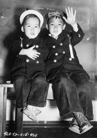 Японские дети в Сан-Франциско перед отправкой в лагерь для интернированных. У одного из них на головном уборе надпись «Помни Перл-Харбор»