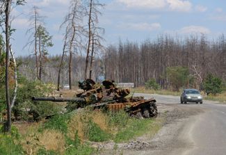 Сгоревший танк на въезде в Северодонецк. После длительных боев в конце июня город был занят российскими войсками