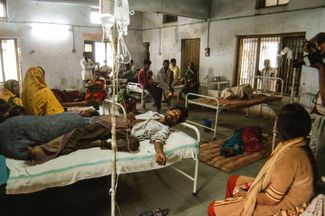 Пациенты в государственном центр здоровья в городе Ахмадабад (штат Гуджарат, Индия)