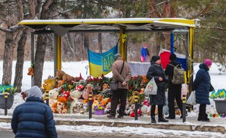 Стихийный мемориал возле дома в Днепре, разрушенного ракетным ударом, 14 января 2024 года