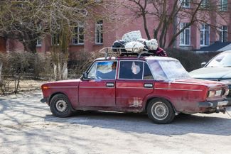 Машина с беженцами в крымском Джанкое у пункта временного размещения в школе № 8. 22 марта 2022 года