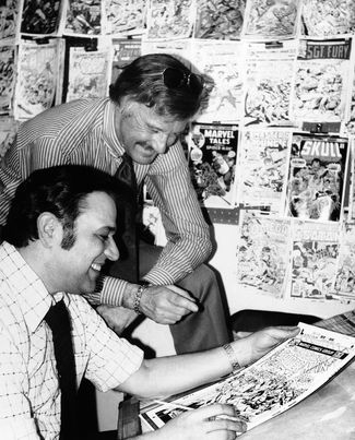 Стэн Ли (справа) обсуждает один из выпусков комиксов про Человека-паука с художником Джоном Ромитой, 10 января 1976 года