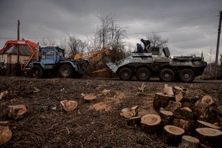 Трактор эвакуирует захваченный российский бронетранспортер, Тростянец