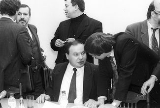 Первый заместитель председателя правительства России Егор Гайдар во время встречи с банкирами. 22 ноября 1993-го