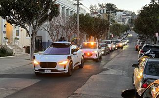 Беспилотное такси компании Waymo создало пробку на одной из улиц Сан-Франциско, 15 февраля 2023 года. Машина остановилась и не двигалась с места в течение нескольких минут, так как одна из задних дверей не была закрыта достаточно плотно