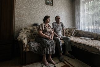 Людмила Старикова с мужем в их крымской квартире, июль 2017 года