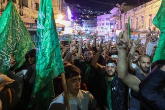 В Наблусе на Западном берегу реки Иордан, где у власти находится палестинское движение «Фатх» во главе с Махмудом Аббасом, протестующие вышли на улицы с флагами ХАМАС, контролирующего сектор Газа.