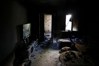 Гостиная сгоревшего дома в кибуце Кфар-Аза на юге Израиля. 15 октября 2023 года