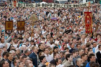 Молебен «в защиту Русской православной церкви» перед храмом Христа Спасителя, 22 апреля 2012 года