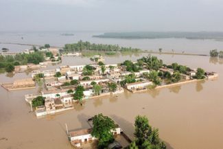 Пострадавшая от наводнения деревня в округе Чарсадда (провинция Хайбер-Пахтунхва). Вдали видна незатопленная дорога — именно лежащие на возвышении шоссе стали спасением для многих жителей страны