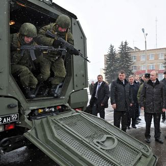 Against the backdrop of the massive opposition protests, Putin did his best to run an active election campaign. On February 22, he and then-Defense Minister Anatoly Serdyukov paid a visit to the Tamanskaya Motor Rifle Division in the village of Kalininets near Moscow. 