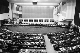 Совещание по безопасности и сотрудничеству в Европе. Руководители государств-участников подписывают Хельсинкские соглашения. Август 1975 года.