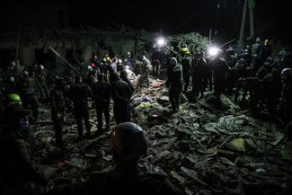 Поисково-спасательные группы работают на месте взрыва ракеты в азербайджанском городе Гянджа, пострадавшем в ходе войны в Нагорном Карабахе. 17 октября 2020 года