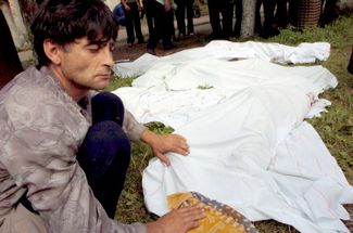 Тела погибших во время штурма бесланской школы № 1. 3 сентября 2004 года