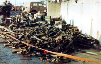 Куча выброшенного аргентинского оружия в Порт-Стэнли, столице Фолклендских островов. 15 июня 1982 года