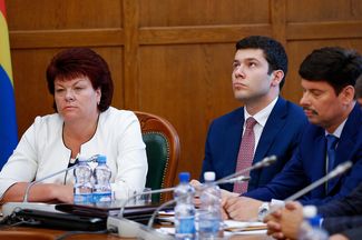 На церемонии представления правительству Калининградской области врио губернатора Зиничева. Антон Алиханов — второй справа. 30 июля 2016 года