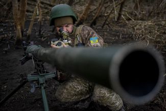 Подготовка реактивной противотанковой установки САУ в Донецкой области