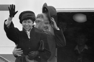 Михаил Горбачев и его супруга Раиса Горбачева в Рейкьявике, где проходила встреча Горбачева с Рональдом Рейганом. 13 октября 1986 года