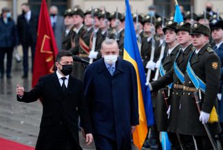 Президенты Украины Владимир Зеленский и Турции Реджеп Тайип Эрдоган принимают почетный караул во время встречи в Киеве. 3 февраля 2022 года