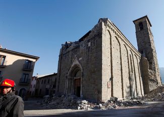В результате землетрясения, которое произошло 24 августа 2016 года, была разрушена церковь Сант-Агостино в Аматриче. Церковь была построена монахами-августинцами в 1428 году. Из-за подземных толчков здание лишилось украшающей его фасад розы (круглое окно в готическом стиле с витражами в форме цветка). Церковь не раз перестраивалась и реставрировалась, во время одной из таких реставраций в нем и были обнаружены фрески XV века.