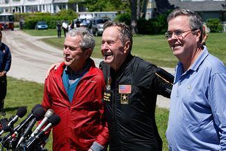 Джеб Буш с отцом и братом. Июнь 2009 года