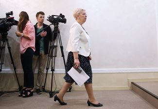 Ольга Васильева перед началом онлайн-конференции «Час с министром» в Общественной палате РФ, 24 августа 2016 года