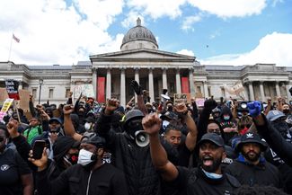 Активисты движения Black Lives Matter во время демонстрации на Трафальгарской площади. Лондон, 13 июня 2020 года