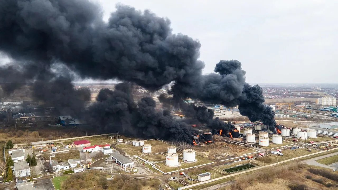 Белгородская область больше месяца под постоянными обстрелами. Местные все  сильнее боятся войны и ищут «нацистских провокаторов» Репортаж «Медузы» и  «7×7» — Meduza